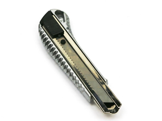 Nożyk łamany w aluminiowej oprawie z ostrzem 18mm (sprzedawany po 24 szt)